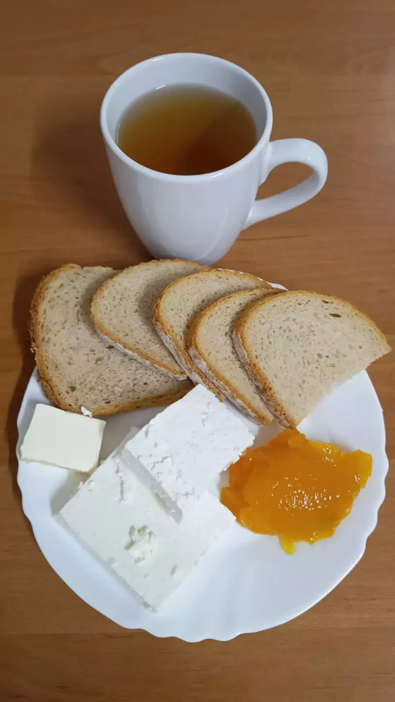 Śniadanie: dieta podstawowa

chleb pszenny 60g, chleb mieszany z płatkami owsianymi 20g, margaryna miękka 10g, ser biały w kawałku 100g, dżem 50g, herbata czarna
A: 1,7
