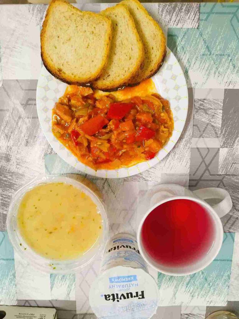 Obiad: dieta podstawowa

zupa jarzynowa 450ml, leczo z chlebem pszennym 300g, woda z sokiem owocowym, jogurt
A: 1,7,9

