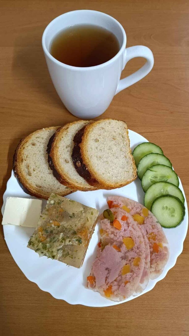 Śniadanie: dieta z ograniczeniem łatwoprzyswajalnych węglowodanów

chleb mieszany z płatkami owsianymi 70g, margaryna miękka 10g, galaretka drobiowa 100g, wędlina 60g, ogórek świeży 50g, herbata czarna
A: 1,7
