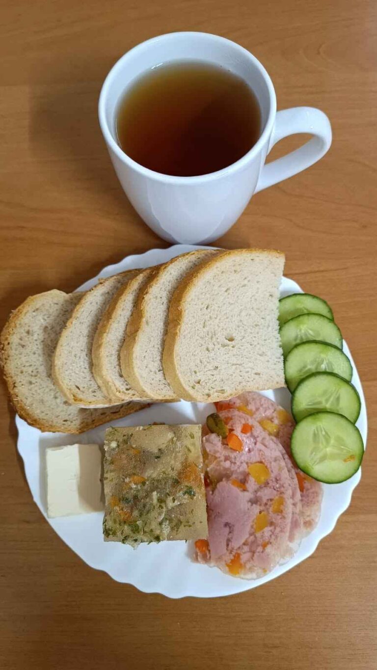 Śniadanie: dieta podstawowa

chleb pszenny 60g, chleb mieszany z płatkami owsianymi 20g, margaryna miękka 10g, galaretka drobiowa 100g, wędlina 60g, ogórek świeży 50g, herbata czarna
A: 1,7
