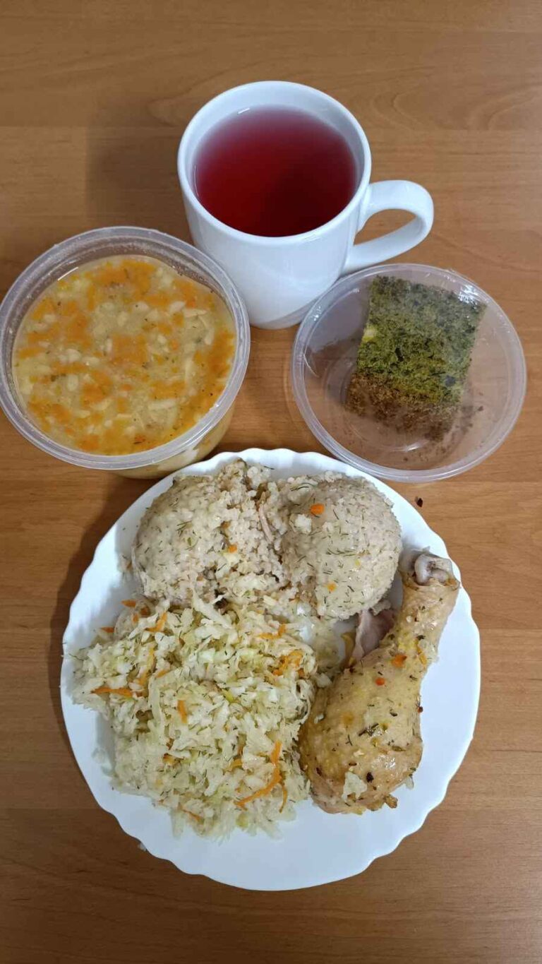 Obiad: dieta z ograniczeniem łatwoprzyswajalnych węglowodanów 

zupa grochowa 450ml, udko pieczone 120g, kasza jęczmienna 100g, surówka z białej kapusty 110g, woda z sokiem owocowym, ciasto szpinakowe
A: 1, 3
