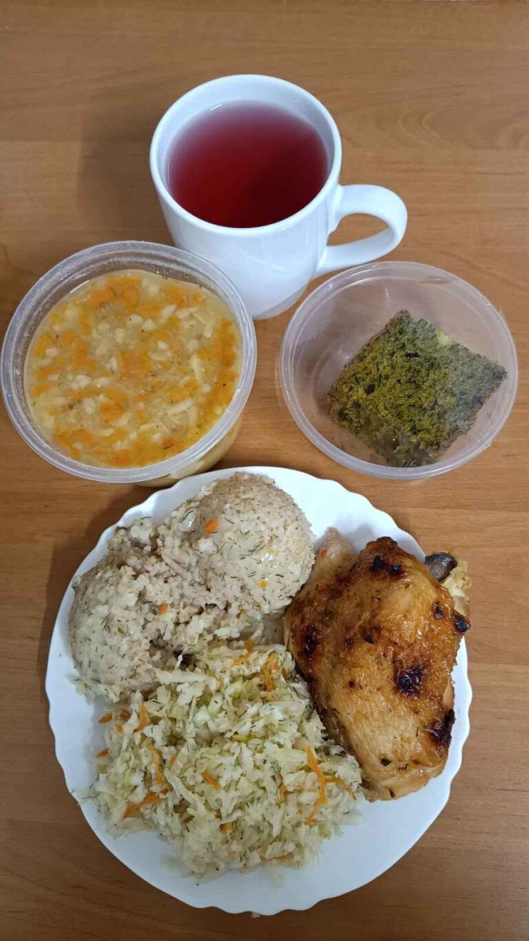 Obiad: dieta podstawowa

zupa grochowa 450ml, udko pieczone 120g, kasza jęczmienna 100g, surówka z białej kapusty 110g, woda z sokiem owocowym, ciasto szpinakowe
A: 1, 3
