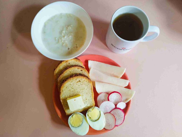Śniadanie: dieta z ograniczeniem łatwoprzyswajalnych węglowodanów

chleb mieszany z płatkami owsianymi 70g, margaryna miękka 10g, owsianka na mleku 150g, jajko na twardo, wędlina 60g, rzodkiewka, herbata czarna
A: 1,3,7
