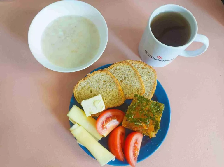 Śniadanie: dieta z ograniczeniem łatwoprzyswajalnych węglowodanów
chleb mieszany z płatkami owsianymi 70g, margaryna miękka 10g, owsianka na mleku 150ml, galaretka drobiowa 100g, ser żółty 40g, pomidor 50g, herbata czarna
A: 1,7
 Śniadanie: dieta z ograniczeniem łatwoprzyswajalnych węglowodanów
chleb mieszany z płatkami owsianymi 70g, margaryna miękka 10g, owsianka na mleku 150ml, galaretka drobiowa 100g, ser żółty 40g, pomidor 50g, herbata czarna
A: 1,7