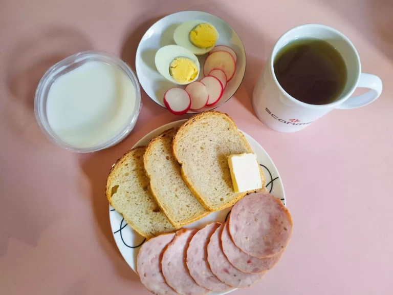 Śniadanie: dieta z ograniczeniem łatwoprzyswajalnych węglowodanów

chleb mieszany z płatkami owsianymi 70g,  owsianka na mleku 150ml, margaryna miękka 10g, jajko na twardo, wędlina 60g, rzodkiewka, herbata czarna
A: 1,3,7
