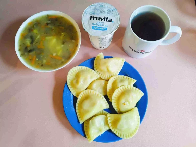 Obiad: dieta z ograniczeniem łatwoprzyswajalnych węglowodanów
zupa pieczarkowa 450ml, pierogi z mięsem 320g, woda z sokiem owocowym, jogurt
A: 1,7
Obiad: dieta z ograniczeniem łatwoprzyswajalnych węglowodanów
zupa pieczarkowa 450ml, pierogi z mięsem 320g, woda z sokiem owocowym, jogurt
A: 1,7