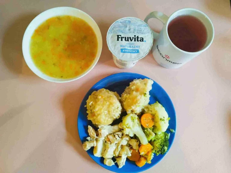 Obiad: dieta z ograniczeniem łatwoprzyswajalnych węglowodanów 
zupa grochowa 450ml, ryż brązowy 100g, potrawka z kurczaka z warzywami 150g, woda z sokiem, jogurt
A: 1,7
 Obiad: dieta z ograniczeniem łatwoprzyswajalnych węglowodanów 
zupa grochowa 450ml, ryż brązowy 100g, potrawka z kurczaka z warzywami 150g, woda z sokiem, jogurt
A: 1,7