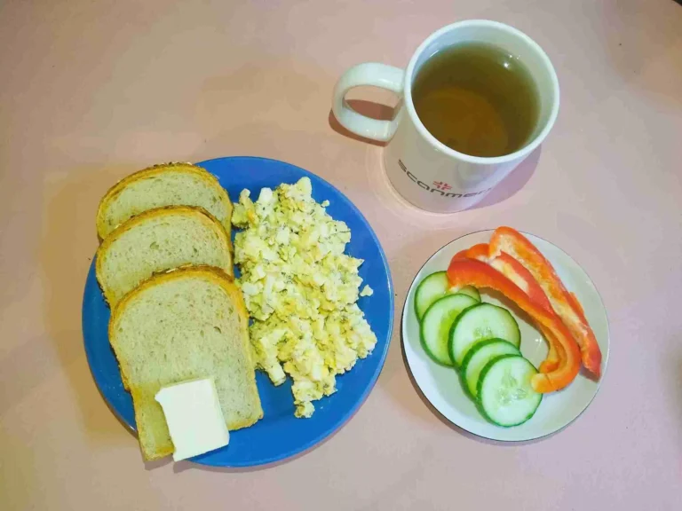 Śniadanie: dieta z ograniczeniem łatwoprzyswajalnych węglowodanów
chleb mieszany z płatkami owsianymi 70g, margaryna miękka 10g, pasta jajeczna 120g, ogórek zielony 40g, papryka 40g, herbata czarna
A: 1,3,7
Śniadanie: dieta z ograniczeniem łatwoprzyswajalnych węglowodanów
chleb mieszany z płatkami owsianymi 70g, margaryna miękka 10g, pasta jajeczna 120g, ogórek zielony 40g, papryka 40g, herbata czarna
A: 1,3,7
