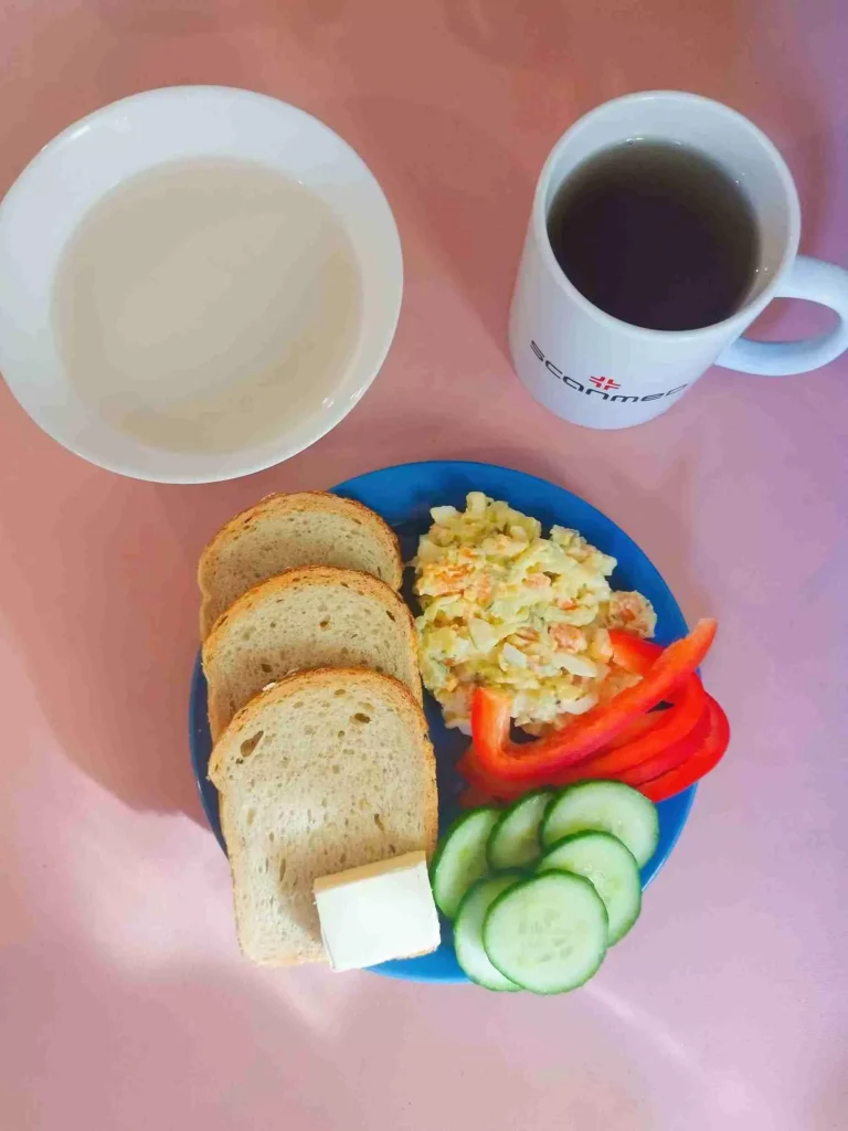 Śniadanie: dieta z ograniczeniem łatwoprzyswajalnych węglowodanów

chleb mieszany z płatkami owsianymi 70g, margaryna miękka 10g, owsianka na mleku 150ml, sałatka jarzynowa 120g, ogorek zielony 30g, papryka 40g
A : 1,3,7,9
