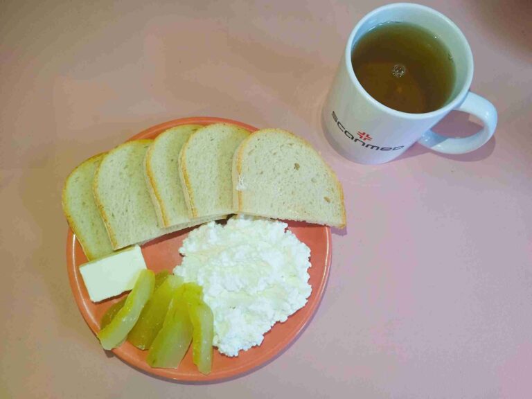 Śniadanie: dieta łatwostrawna

chleb pszenny 70g, margaryna miękka 10g, twarożek 150g, ogórek kiszony bez skóry 40g, herbata czarna
A: 1,7
