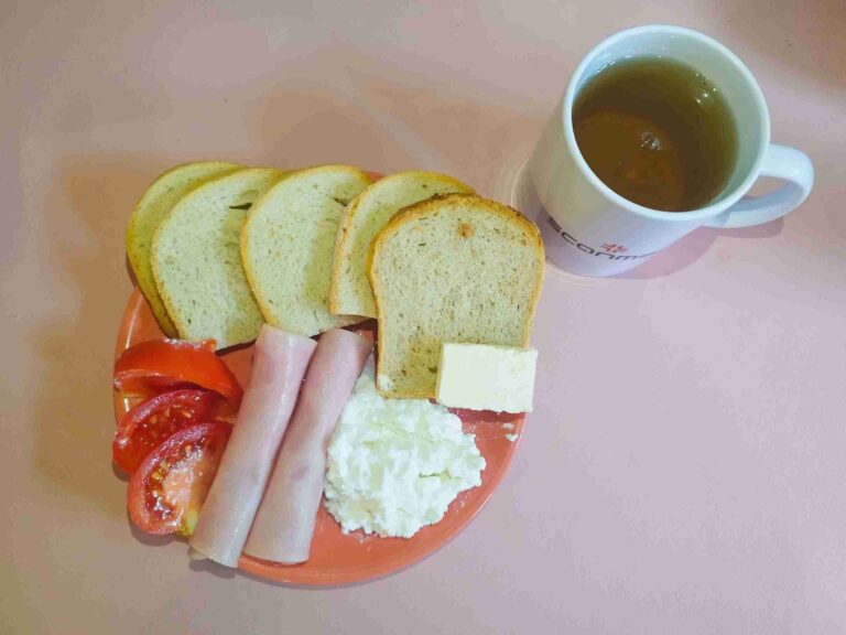 Śniadanie: dieta podstawowa

chleb pszenny 60g, chleb mieszany z płatkami owsianymi 20g, margaryna miekka 10g, wędlina 60g, twarożek 100g, pomidor 50g, herbata czarna 
A: 1,7
