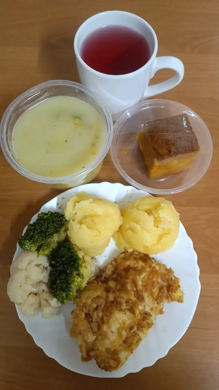 Obiad: dieta podstawowa
zupa brokułowa 450ml, ryba smażona w panierce 100g, ziemniaki gotowane 150g, bukiet warzyw 100g, woda z sokiem owocowym, domowe ciasto dyniowe
A: 1,3,4
 Obiad: dieta podstawowa
zupa brokułowa 450ml, ryba smażona w panierce 100g, ziemniaki gotowane 150g, bukiet warzyw 100g, woda z sokiem owocowym, domowe ciasto dyniowe
A: 1,3,4