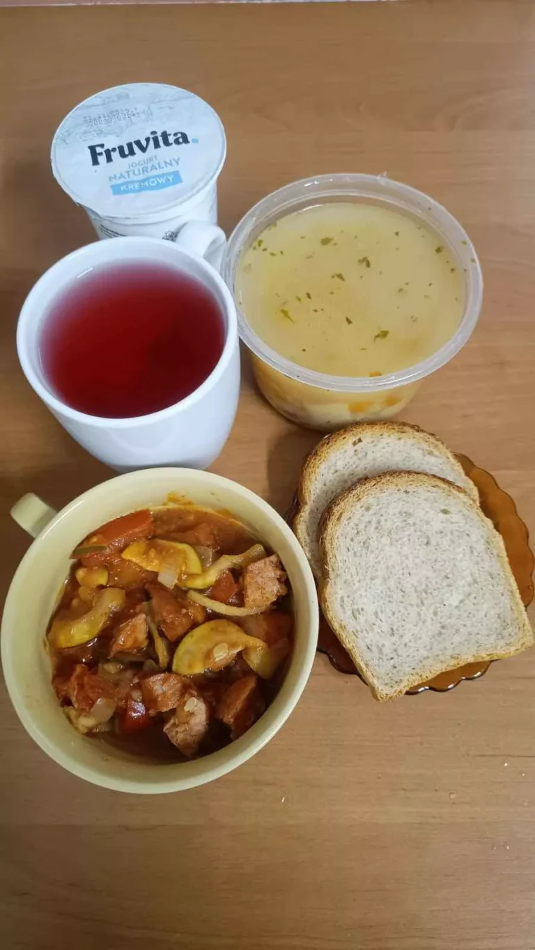 Obiad: dieta z ograniczeniem łatwoprzyswajalnych węglowodanów 

zupa jarzynowa 450ml, leczo z chlebem pełnoziarnistym 350g, woda z sokiem owocowym, jogurt
A: 1,7,9
