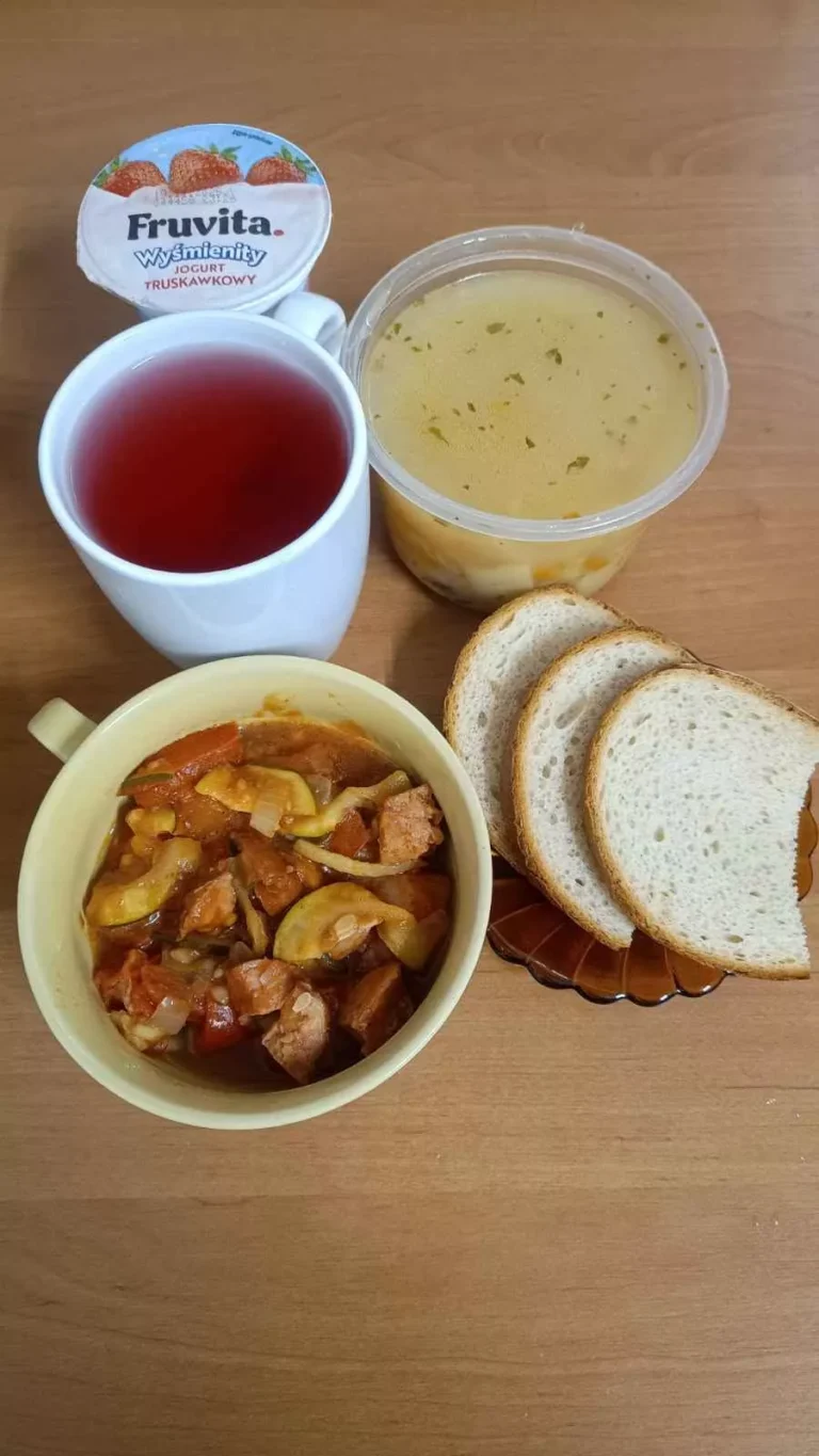 Obiad: dieta podstawowa

zupa jarzynowa 450ml, leczo z chlebem pszennym 350g, woda z sokiem owocowym, jogurt
A: 1,7,9
