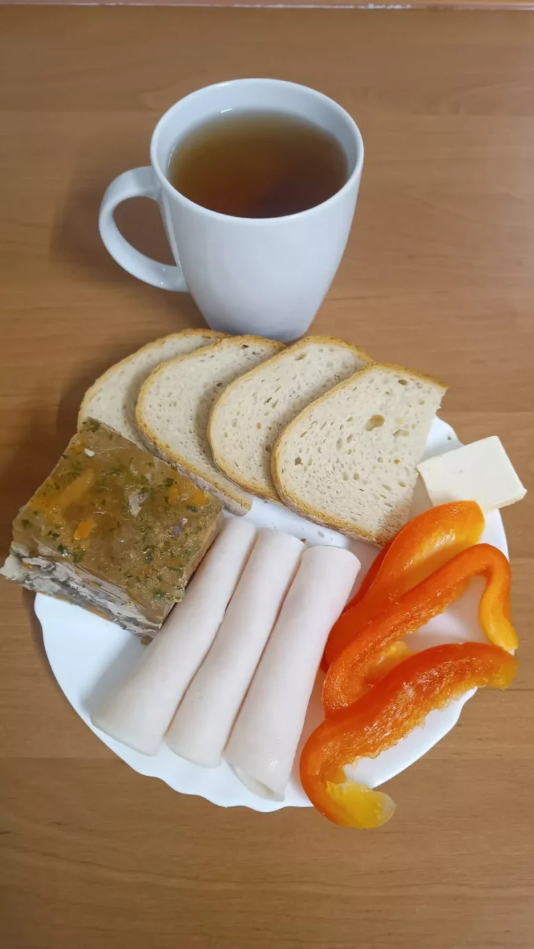 Śniadanie: dieta podstawowa

chleb pszenny 60g, chleb mieszany z płatkami owsianymi 20g, margaryna miękka 10g, galaretka drobiowa 100g, wędlina 60g, papryka czerwona 40g, herbata czarna
A: 1,7
