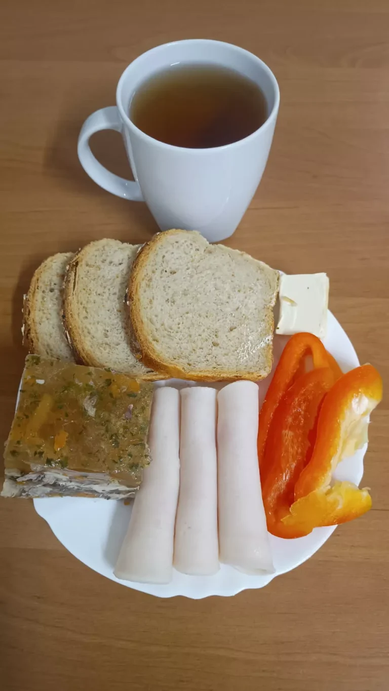 Śniadanie: dieta z ograniczeniem łatwoprzyswajalnych węglowodanów

chleb mieszany z płatkami owsianymi 70g, margaryna miękka 10g, galaretka drobiowa 100g, wędlina 60g, papryka czerwona 40g, herbata czarna
A: 1,7
