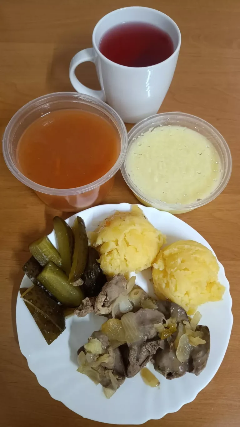 Obiad: dieta podstawowa

zupa barszcz czerwony 450ml, wątróbka drobiowa smażona z cebulą 100g, ziemniaki gotowane 150g, ogórek kiszony, woda z sokiem owocowym, budyń 7
A: 1,7
