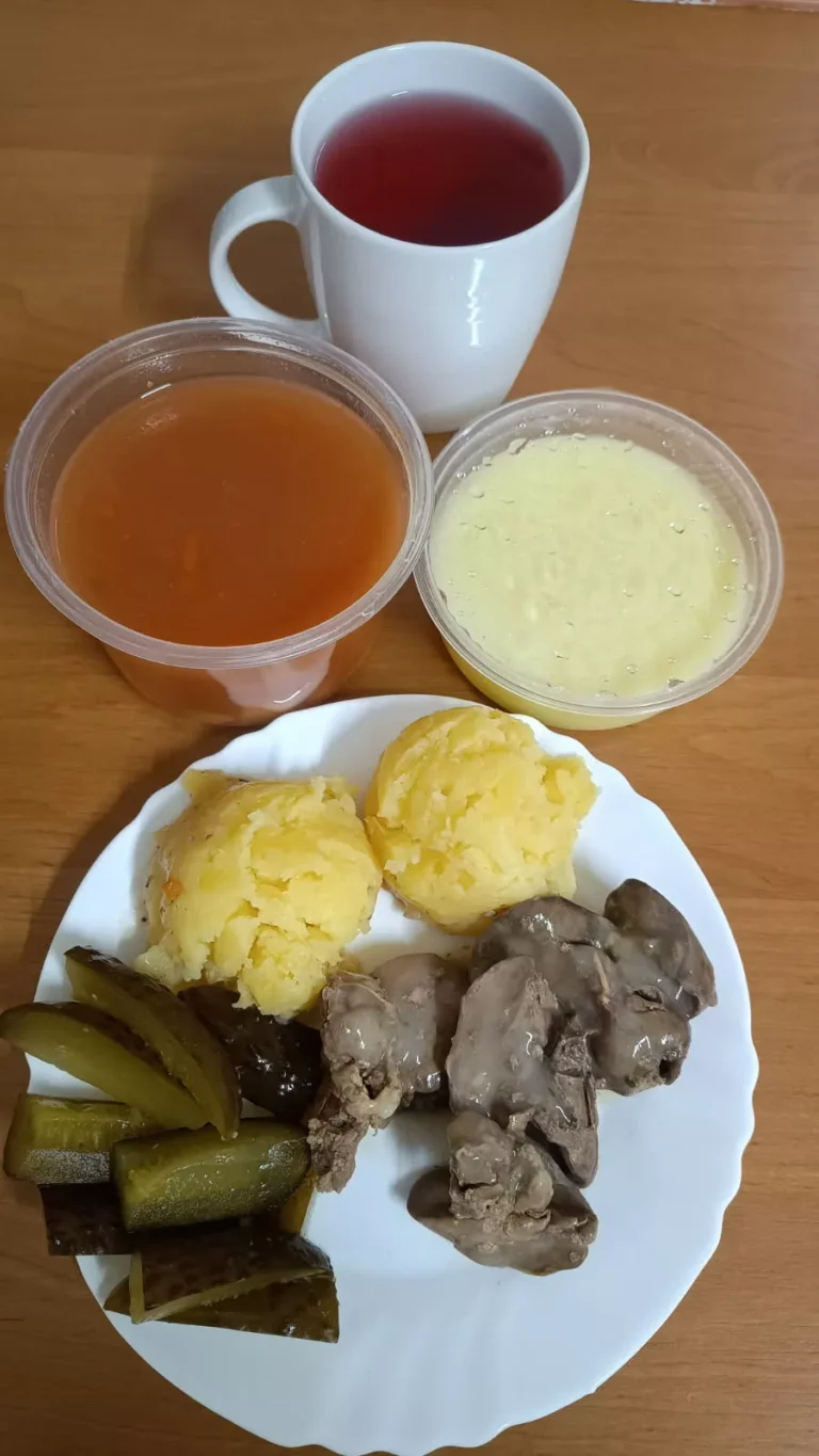 Obiad: dieta z ograniczeniem łatwoprzyswajalnych węglowodanów 

zupa barszcz czerwony 450ml, wątróbka drobiowa gotowana w sosie własnym 100g, ziemniaki gotowane 150g, ogórek kiszony, woda z sokiem owocowym, budyń 7
A: 1,7
