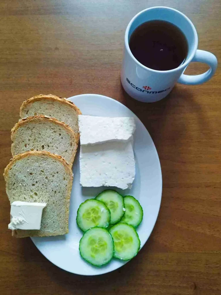 Śniadanie: dieta o kontrolowanej zawartości kwasów tłuszczowych

chleb mieszany z płatkami owsianymi 70g, margaryna miękka 10g, twaróg w kawałku 100g, ogórek zielony 40g, herbata czarna
A: 1,7
