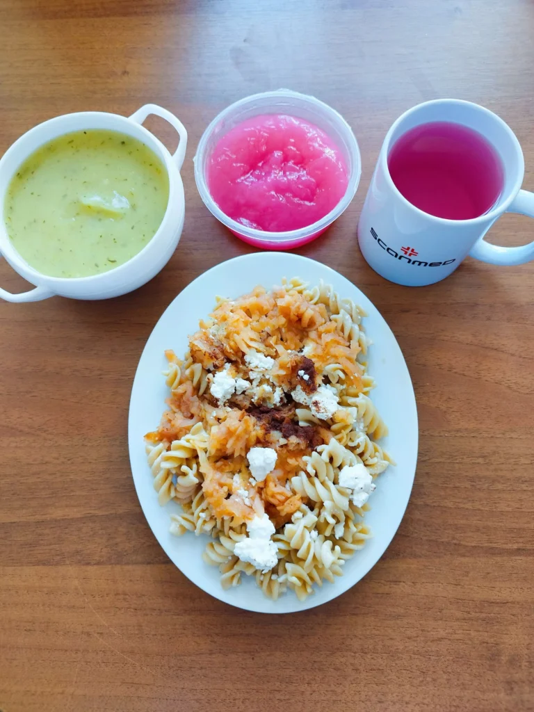 obiad dieta o kontrolowanej zawartości kwasów tłuszczowych: zupa krem z cukinii 450ml, makaron pełnoziarnisty z bialym serem, prażonym jabłkiem i cynamonem, woda z sokiem owocowym, kisiel
A: 1,3,7