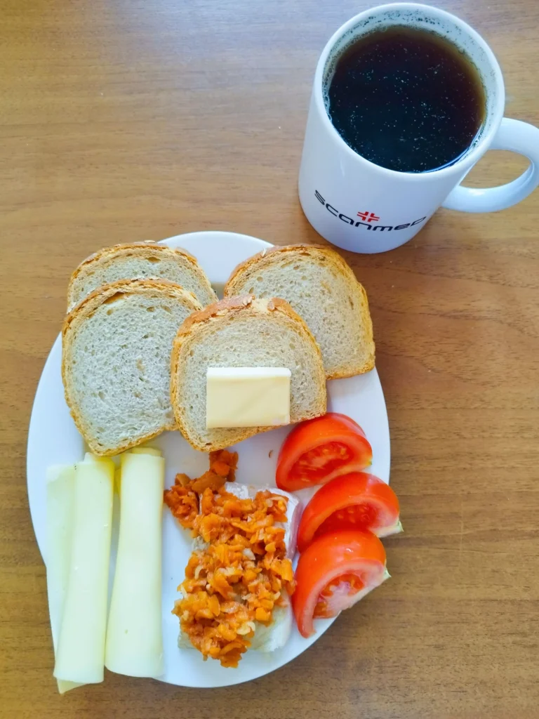 śniadanie dieta o kontrolowanej zawartości kwasów tłuszczowych: chleb mieszany z płatkami owsianymi 70g, margaryna miękka 10g, ryba po grecku 70g, ser zółty 40g, pomidor 50g, herbata czarna
A: 1,4,7,9