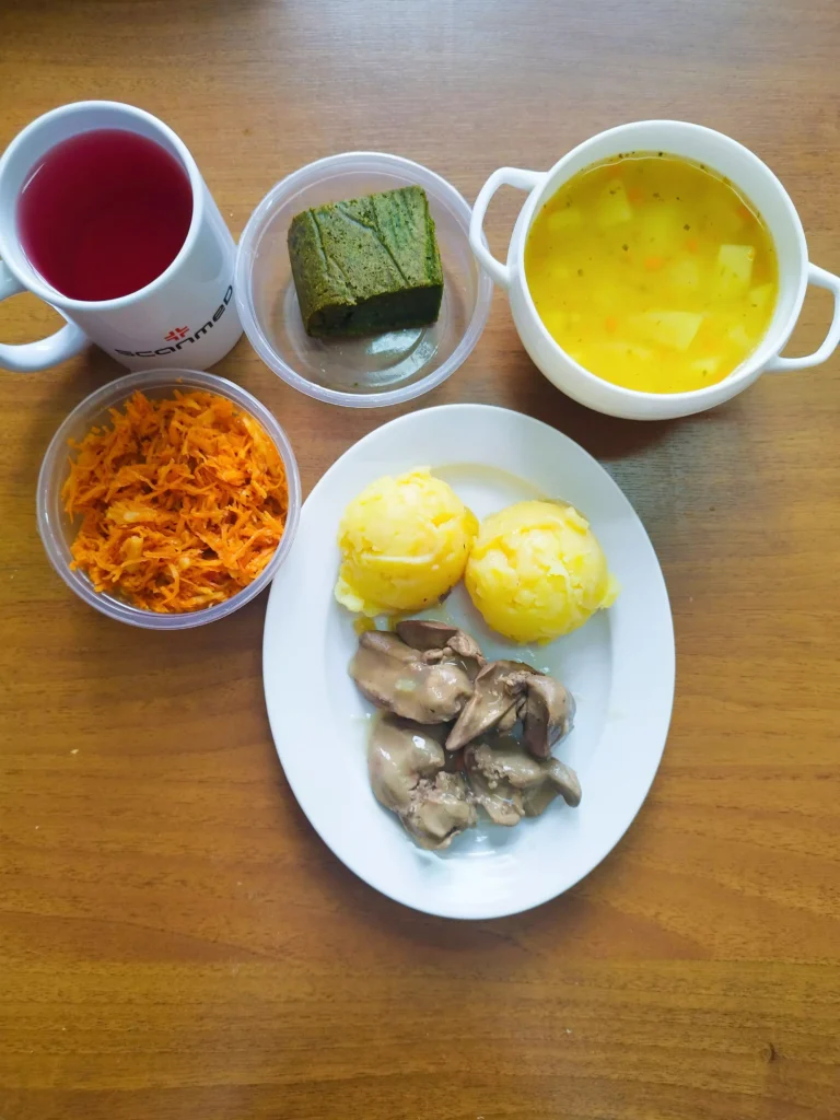 obiad dieta o kontrolowanej zawartości kwasów tłuszczowych: zupa grochowa 450ml, wątróbka drobiowa gotowana w sosie własnym 150g, ziemniaki gotowane 150g, marchew tarta z jabłkiem 110g, woda z sokiem
owocowym, ciasto szpinakowe
A: 1, 3 obiad dieta o kontrolowanej zawartości kwasów tłuszczowych: zupa grochowa 450ml, wątróbka drobiowa gotowana w sosie własnym 150g, ziemniaki gotowane 150g, marchew tarta z jabłkiem 110g, woda z sokiem
owocowym, ciasto szpinakowe
A: 1, 3