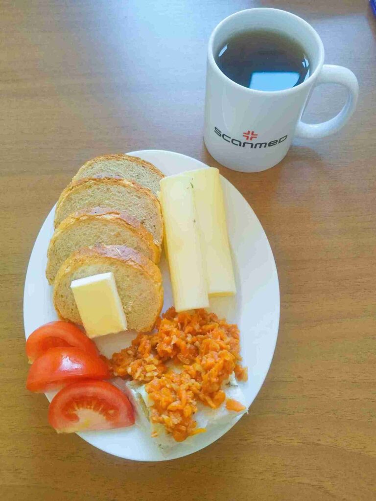 Śniadanie: dieta o kontrolowanej zawartości kwasów tłuszczowych

chleb mieszany z płatkami owsianymi 70g, margaryna miękka 10g, ryba po grecku 70g, ser żółty 40g, pomidor 50g, herbata czarna
A: 1,4,7,9
