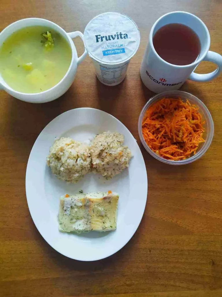 Obiad: dieta o kontrolowanej zawartości kwasów tłuszczowych

zupa brokułowa 450ml, ryba pieczona 100g, ryż biały 100g, marchewka tarta z jabłkiem 110g, woda z sokiem owocowym, jogurt
A: 1,4,7
