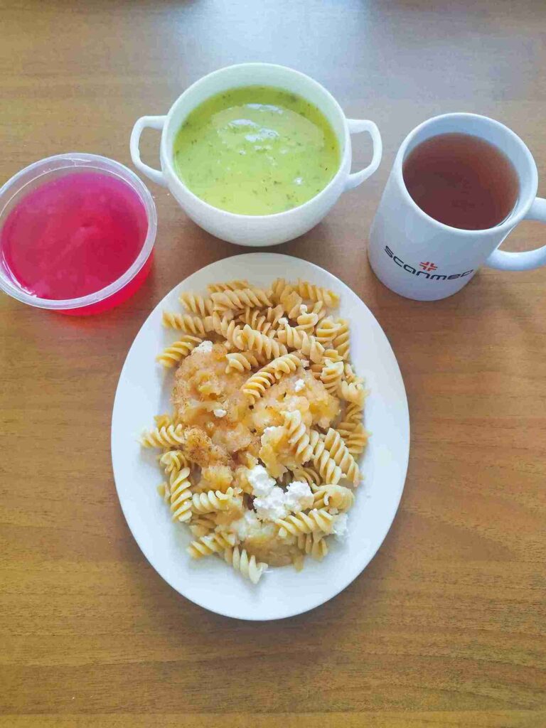 Obiad: dieta o kontrolowanej zawartości kwasów tłuszczowych

zupa krem z cukinii 450ml, makaron pełnoziarnisty z białym serem, cynamonem i prażonym jabłkiem 300g, woda z sokiem owocowym, kisiel
A:1,3,7
