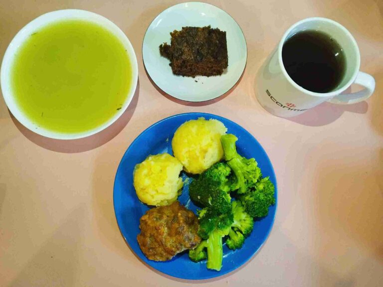 Obiad: dieta łatwostrawna 
zupa koperkowa 450ml, kotlet mielony pieczony 100g, ziemniaki gotowane 100g, brokuł gotowany 100g, woda z sokiem owocowym, ciasto marchewkowe
A: 1,3
 Obiad: dieta łatwostrawna 
zupa koperkowa 450ml, kotlet mielony pieczony 100g, ziemniaki gotowane 100g, brokuł gotowany 100g, woda z sokiem owocowym, ciasto marchewkowe
A: 1,3