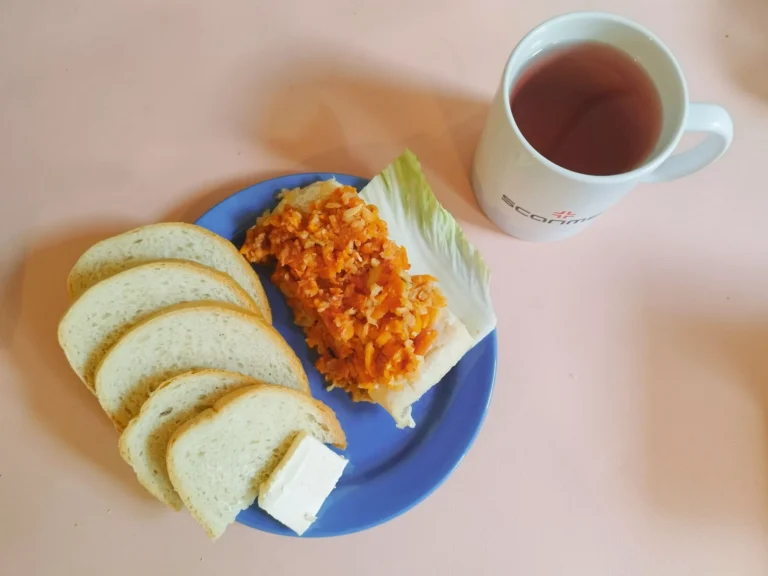 śniadanie dieta łatwostrawna: chleb pszenny 70g, margaryna miękka 10g, sałata, ryba po grecku z warzywami 70g, herbata czarna
A: 1,4,7,9 śniadanie dieta łatwostrawna: chleb pszenny 70g, margaryna miękka 10g, sałata, ryba po grecku z warzywami 70g, herbata czarna
A: 1,4,7,9