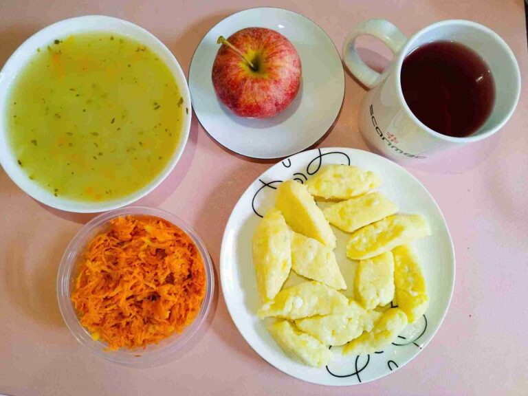 Obiad: dieta łatwostrawna

zupa krupnik 450ml, kluski leniwe 250g, surówka z marchewki i brzoskwini 100g, woda z sokiem owocowym, jabłko
A: 1,3,7
