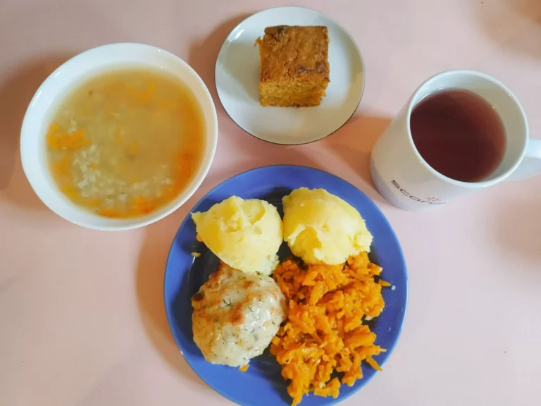 obiad dieta łatwostrawna: zupa ryżowa 450ml, ziemniaki gotowane 150g, kotlet mielony drobiowo wieprzowy duszony w sosie koperkowym 120g, marchew gotowana 110g, woda z sokiem owocowym, ciasto marchewkowe
A: 1,3 obiad dieta łatwostrawna: zupa ryżowa 450ml, ziemniaki gotowane 150g, kotlet mielony drobiowo wieprzowy duszony w sosie koperkowym 120g, marchew gotowana 110g, woda z sokiem owocowym, ciasto marchewkowe
A: 1,3