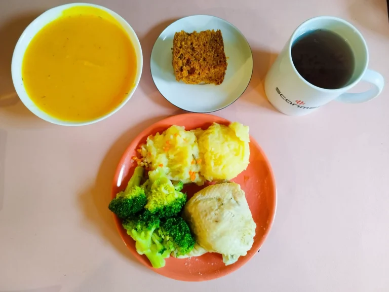 obiad dieta łatwostrawna: zupa krem z dyni 450ml, udko z kurczaka gotowane 100g, ziemniaki gotowane 150g, brokuł gotowany 120g, woda z sokiem owocowym, ciasto marchewkowe
A: 3,7 obiad dieta łatwostrawna: zupa krem z dyni 450ml, udko z kurczaka gotowane 100g, ziemniaki gotowane 150g, brokuł gotowany 120g, woda z sokiem owocowym, ciasto marchewkowe
A: 3,7