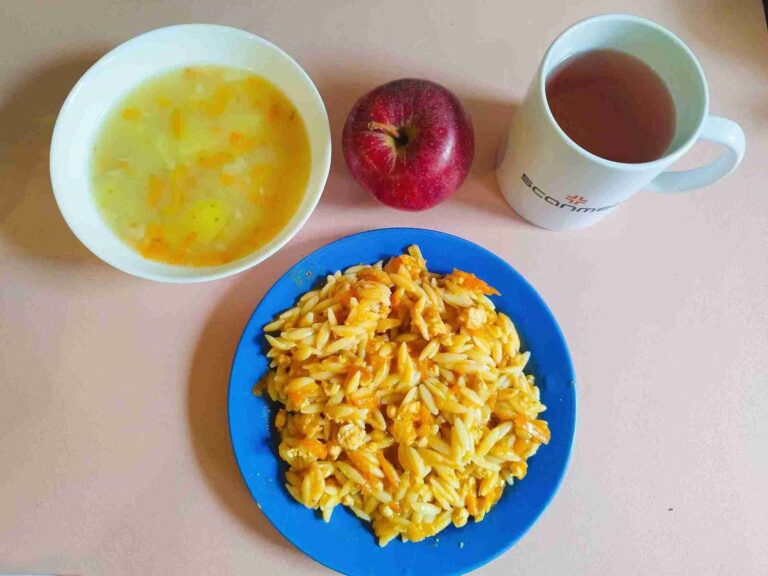 Obiad: dieta łatwostrawna 

zupa ziemniaczana 450ml, makaron drobny z mięsem mielonym drobiowym w sosie pomidorowym 350g, woda z sokiem owocowym, jabłko
A: 1,3
