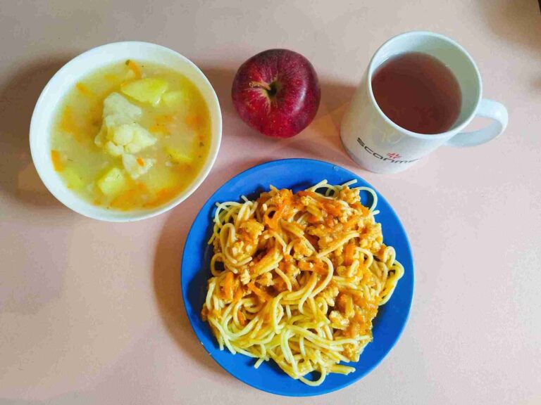 Obiad: dieta podstawowa

zupa kalafiorowa 450ml, spaghetti z mięsem mielonym drobiowym 350g, woda z sokiem owocowym, jabłko
A: 1,3
