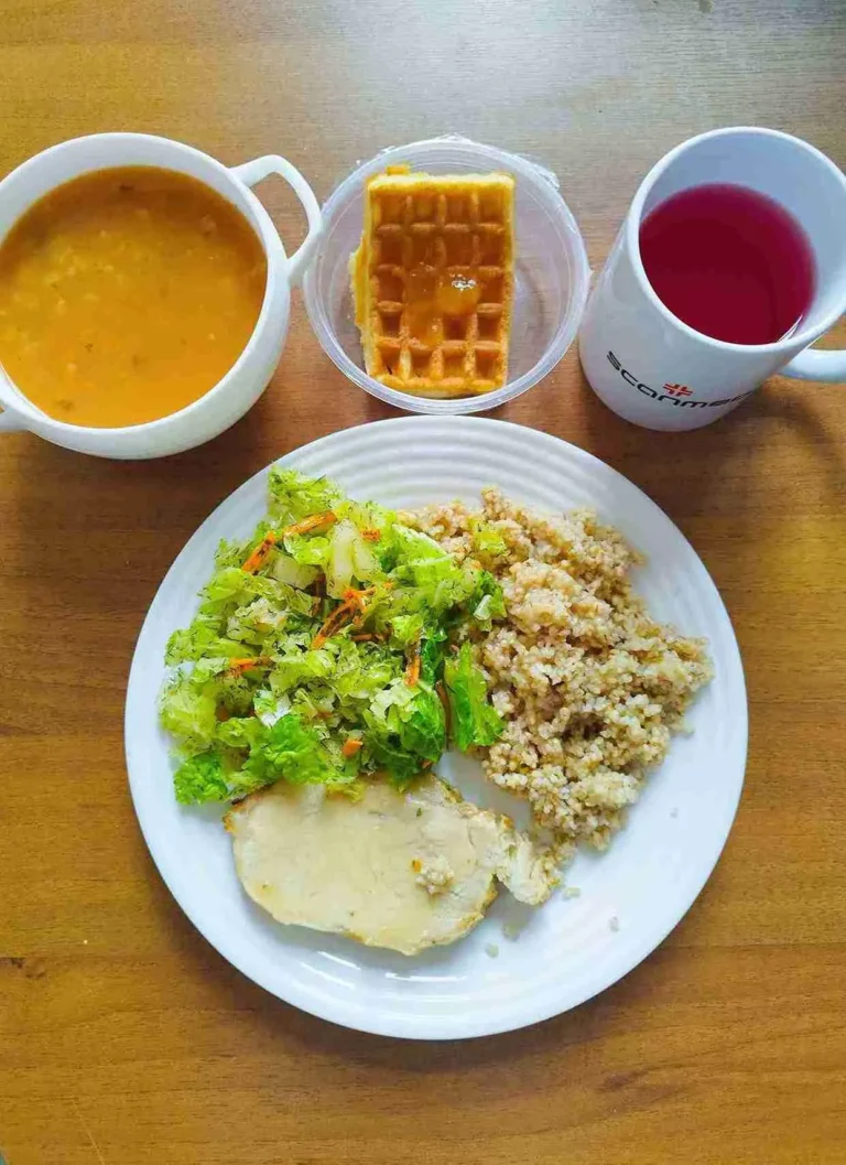 Obiad: dieta o kontrolowanej zawartości kwasów tłuszczowych
zupa pomidorowa z ryżem 450ml, mięso wieprzowe pieczone w kawałku 100g, kasza jęczmienna 100g, surówka z kapusty pekińkiej 110g, woda z sokiem owocowym, gofr z dżemem
A: 1,3,7
 Obiad: dieta o kontrolowanej zawartości kwasów tłuszczowych
zupa pomidorowa z ryżem 450ml, mięso wieprzowe pieczone w kawałku 100g, kasza jęczmienna 100g, surówka z kapusty pekińkiej 110g, woda z sokiem owocowym, gofr z dżemem
A: 1,3,7