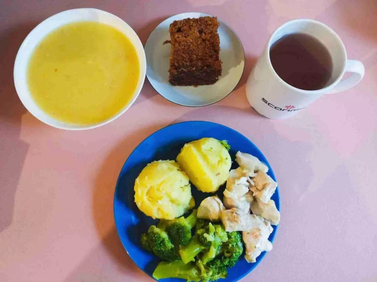 Obiad: dieta łatwostrawna 

zupa krem z białych warzyw 450ml, ziemniaki gotowane 150g, kurczak w sosie własnym z brokułem 150g, woda z sokiem owocowym, ciasto marchewkowe
A: 1,3,9
