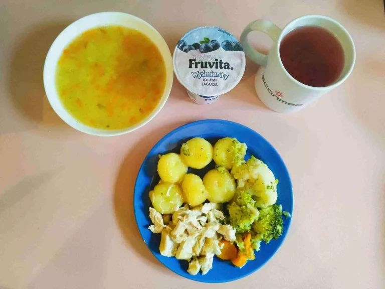 Obiad: dieta podstawowa
zupa grochowa 450ml, kluski śląskie 150g, potrawka z kurczaka z warzywami 150g, woda z sokiem, jogurt
A: 1,3,7
 Obiad: dieta podstawowa
zupa grochowa 450ml, kluski śląskie 150g, potrawka z kurczaka z warzywami 150g, woda z sokiem, jogurt
A: 1,3,7