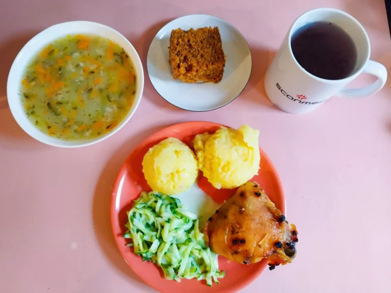 obiad dieta podstawowa: zupa ogórkowa z ryżem 450ml, udko pieczone z kurczaka 100g, ziemniaki gotowane 150g, mizeria 100g, woda z sokiem owocowym, ciasto marchewkowe
A: 1,3,7 obiad dieta podstawowa: zupa ogórkowa z ryżem 450ml, udko pieczone z kurczaka 100g, ziemniaki gotowane 150g, mizeria 100g, woda z sokiem owocowym, ciasto marchewkowe
A: 1,3,7