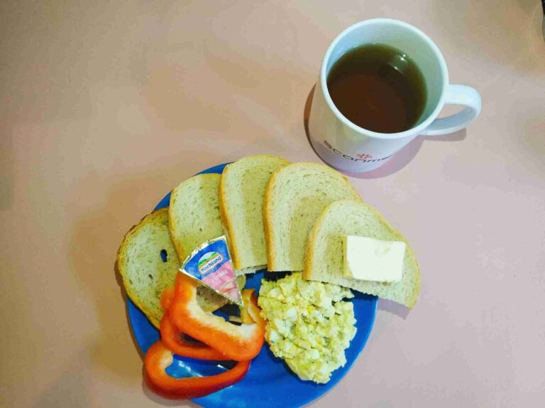 Śniadanie: dieta podstawowa
chleb pszenny 60g, chleb mieszany z płatkami owsianymi 20g, margaryna miękka 10g, pasta jajeczna 100g, ser topiony 30g, papryka 40g, herbata czarna
A: 1,3,7
 Śniadanie: dieta podstawowa
chleb pszenny 60g, chleb mieszany z płatkami owsianymi 20g, margaryna miękka 10g, pasta jajeczna 100g, ser topiony 30g, papryka 40g, herbata czarna
A: 1,3,7