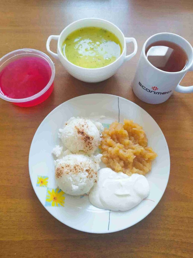 Obiad: dieta podstawowa

zupa krem z cukinii 450ml, ryż z serkiem, cynamonem i prażonym jabłkiem 300g, woda z sokiem owocowym, kisiel
A:1,7

