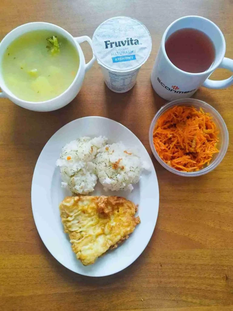 Obiad: dieta podstawowa

zupa brokułowa 450ml, ryba smażona w panierce 120g, ryż biały 100g, marchewka tarta z jabłkiem 110g, woda z sokiem owocowym, jogurt
A: 1,3,4,7
