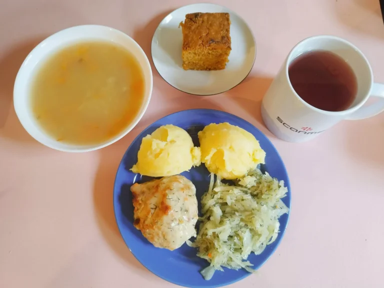 obiad dieta podstawowa: zupa ryżowa 450ml, ziemniaki gotowane 150g, kotlet mielony drobiowo wieprzowy duszony w sosie koperkowym 120g, kapusta biała zasmażana 110g, woda z sokiem owocowym, ciasto marchewkowe
A: 1,3 obiad dieta podstawowa: zupa ryżowa 450ml, ziemniaki gotowane 150g, kotlet mielony drobiowo wieprzowy duszony w sosie koperkowym 120g, kapusta biała zasmażana 110g, woda z sokiem owocowym, ciasto marchewkowe
A: 1,3