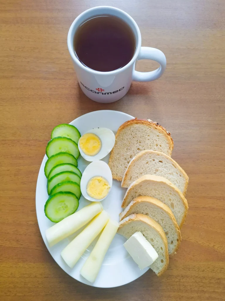 śniadanie dieta podstawowa: chleb pszenny 60g, chleb mieszany z płatkami owsianymi 20g, margaryna miękka 10g, jajko na twardo, ser żółty 40g, ogórek zielony 40g, herbata czarna
A: 1,3,7
śniadanie dieta podstawowa: chleb pszenny 60g, chleb mieszany z płatkami owsianymi 20g, margaryna miękka 10g, jajko na twardo, ser żółty 40g, ogórek zielony 40g, herbata czarna
A: 1,3,7