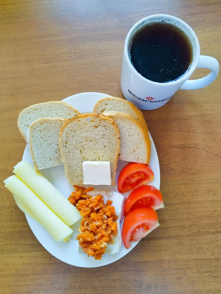 śniadanie dieta podstawowa: chleb pszenny 60g, chleb mieszany z płatkami owsianymi 20g, margaryna miękka 10g, ryba po grecku 70g, ser zółty 40g, pomidor 50g, herbata czarna
A: 1,4,7,9
