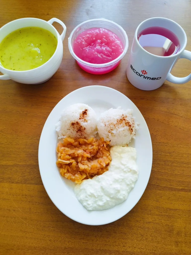 obiad dieta podstawowa: zupa krem z cukinii 450ml, ryż biały z cynamonem, prażonym jabłkiem i serkiem 300g, woda z sokiem owocowym, kisiel
A: 1,7