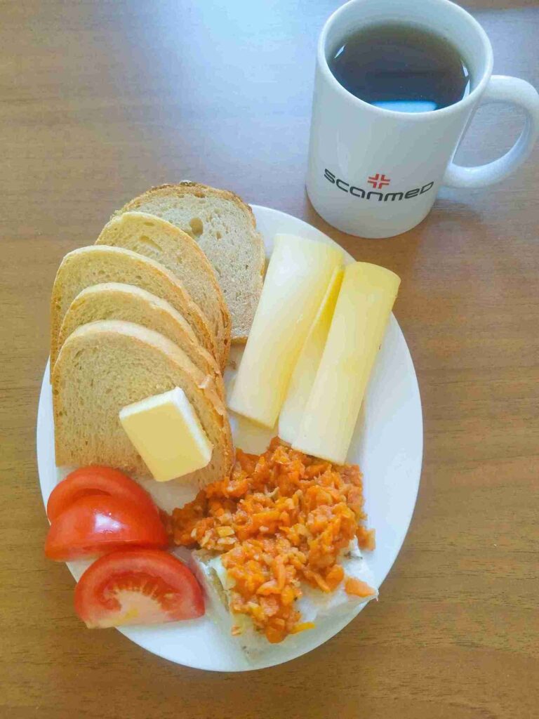 Śniadanie: dieta podstawowa

chleb pszenny 60g, chleb mieszany z płatkami owsianymi 20g, margaryna miękka 10g, ryba po grecku 70g, ser żółty 40g, pomidor 50g, herbata czarna
A: 1,4,7,9
