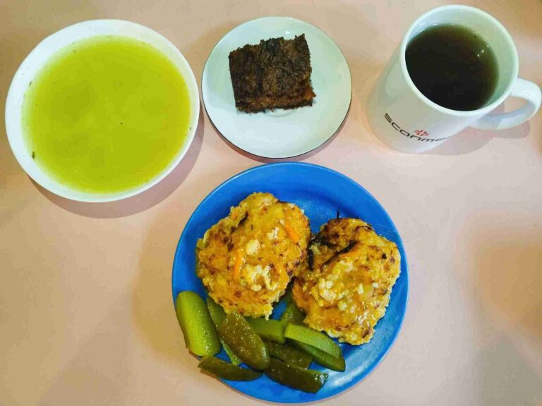 Obiad: dieta podstawowa
zupa koperkowa 450ml, gołąbki w sosie pomidorowym 300g, ogórek kiszony 70g, woda z sokiem owocowym, ciasto marchewkowe
A: 1,3
 Obiad: dieta podstawowa
zupa koperkowa 450ml, gołąbki w sosie pomidorowym 300g, ogórek kiszony 70g, woda z sokiem owocowym, ciasto marchewkowe
A: 1,3