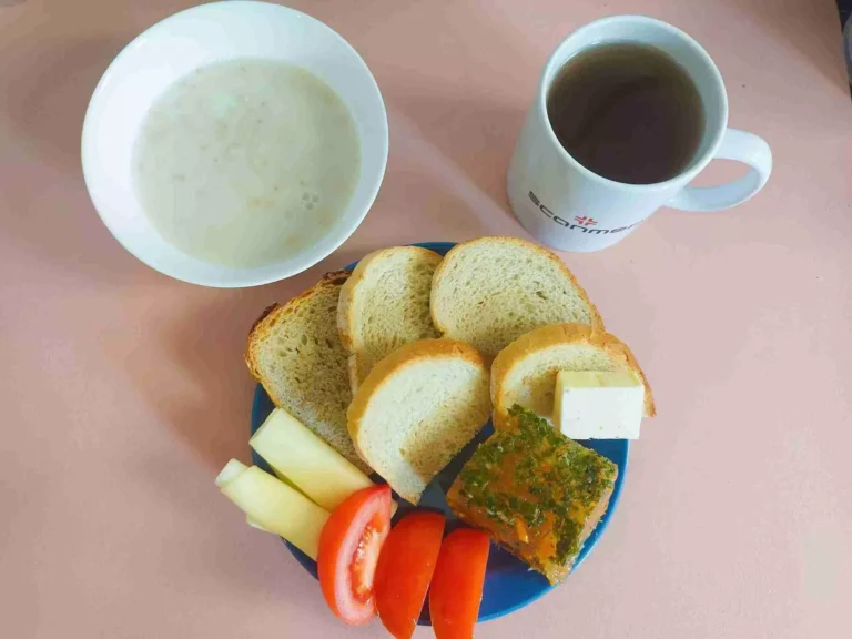 Śniadanie: dieta podstawowa
chleb pszenny 60g, chleb mieszany z płatkami owsianymi 20g, margaryna miękka 10g, owsianka na mleku 150ml, galaretka drobiowa 100g, ser żółty 40g, pomidor 50g, herbata czarna
A: 1,7
 Śniadanie: dieta podstawowa
chleb pszenny 60g, chleb mieszany z płatkami owsianymi 20g, margaryna miękka 10g, owsianka na mleku 150ml, galaretka drobiowa 100g, ser żółty 40g, pomidor 50g, herbata czarna
A: 1,7